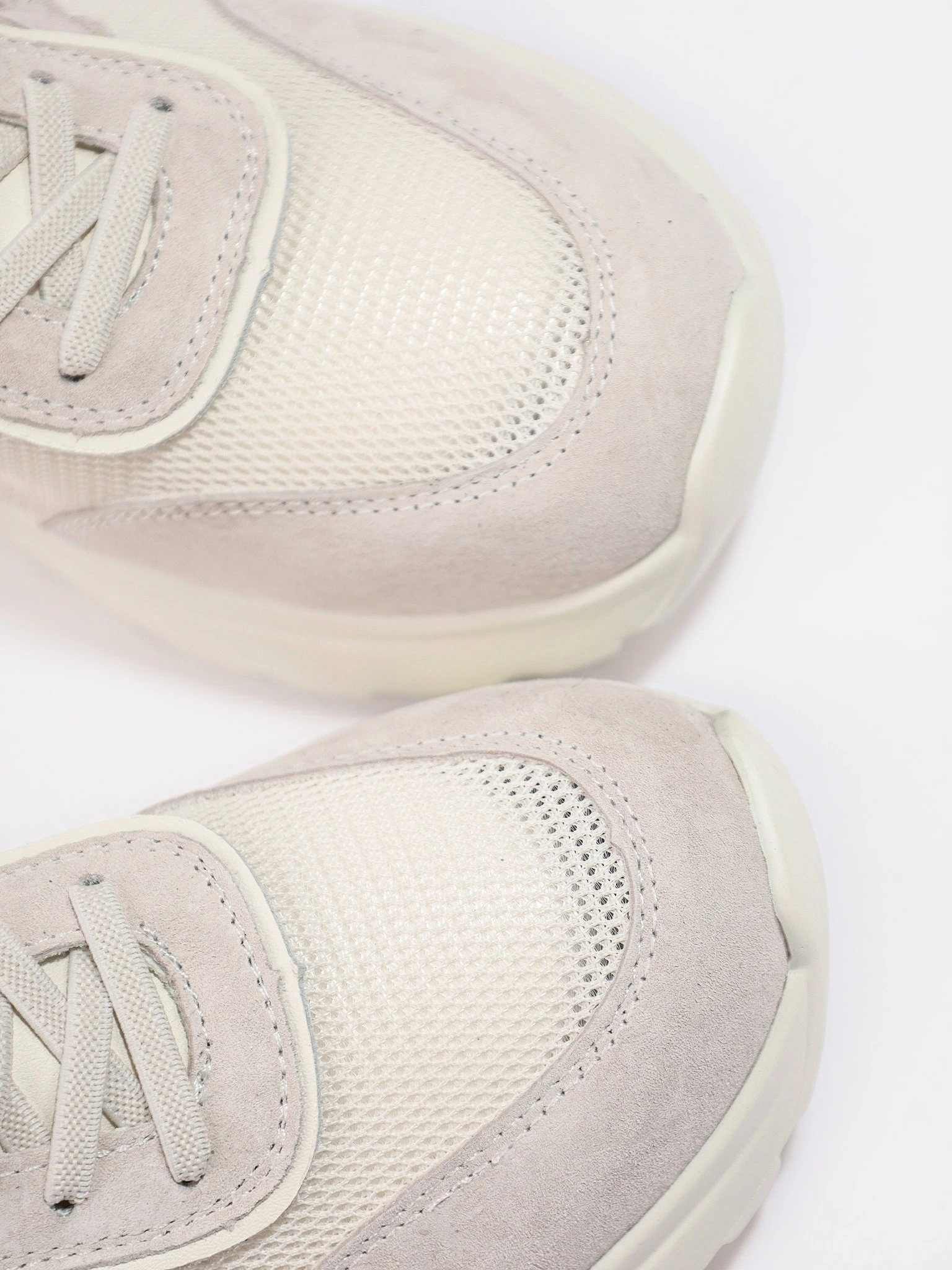 Кроссовки комбинированные белого цвета на низкой подошве